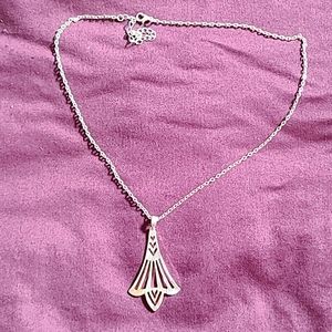 Silver tone necklacr